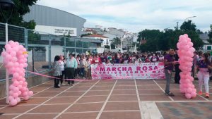 Los Santos de Maimona muestra su compromiso con la Asociación Oncológica Extremeña con una marcha solidaria
