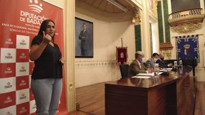 La Diputación de Badajoz incorpora a sus plenos el servicio de interpretación de lengua de signos. Grada 160