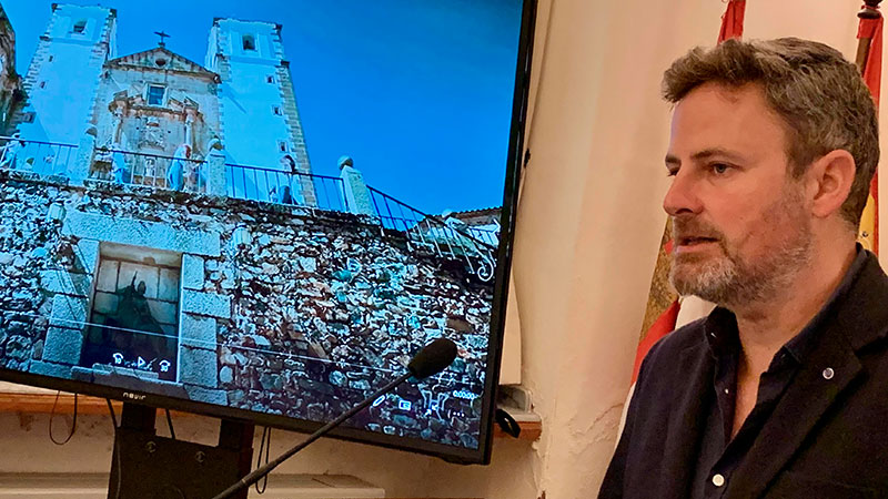 Jorge Villar presenta el vídeo referido a Cáceres. Foto: Ayuntamiento de Cáceres