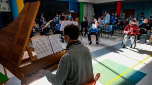 Músicos de la Orquesta Barroca de Badajoz actúan en la sede de Aspaceba en Badajoz