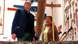 El artista suizo Thomas Hirschhorn visita el Museo Helga de Alvear