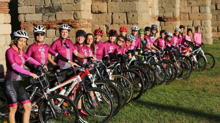 El equipo ciclista femenino 'Romanas Bike' se presenta en Mérida