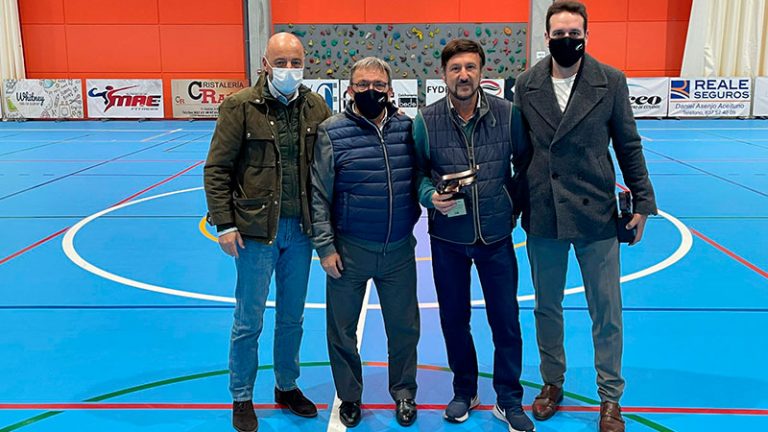La Federación Extremeña de Baloncesto concede el premio 'Compromiso' a Carlos Esteban y Enrique Álvarez