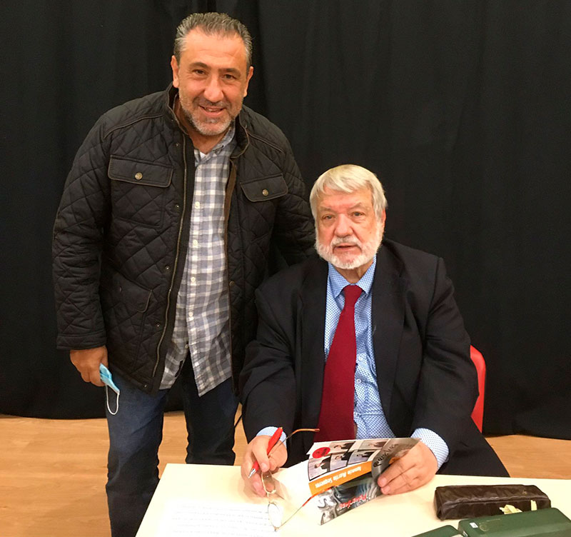 Con Ignacio Martín en la firma del libro 'Pekenikes'