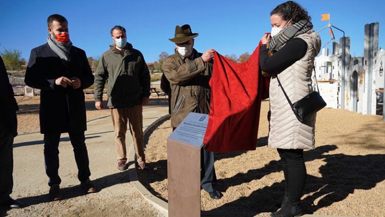 La doctora Magdalena González Fernández da nombre al área infantil del Parque del Príncipe de Cáceres