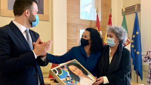 La presidenta del Tribunal Superior de Justicia de Extremadura recibe el Premio 25N del Ayuntamiento de Cáceres