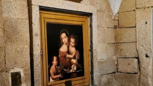 El Consorcio Cáceres Ciudad Histórica restaura el cuadro de la Virgen de la Paz de la Plaza Mayor