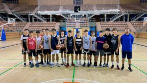 Los jugadores juveniles del Baloncesto Ciudad de Badajoz reciben los consejos de Dani Callejo