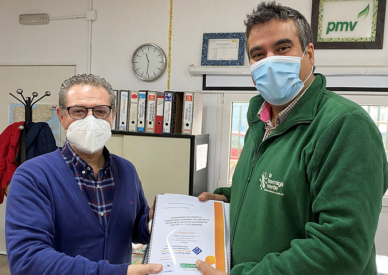 Entrega de los informes a 'La hormiga verde'. Foto: Cedida