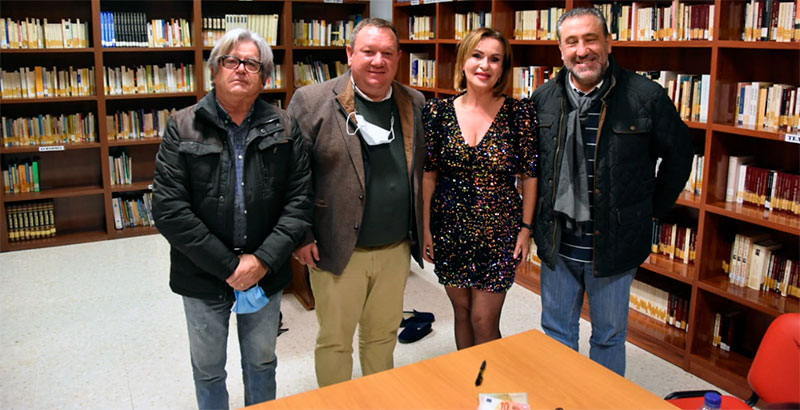 Con el pintor Pedro Castaño, el Alcalde de Pueblonuevo Pedro Pablo González y la poeta Julia Cortés. Foto: Cedida