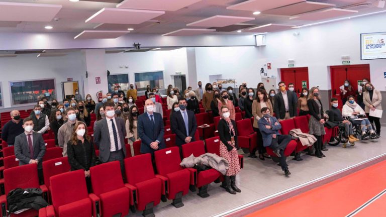 La Fundación ONCE beca a nueve estudiantes extremeños con discapacidad