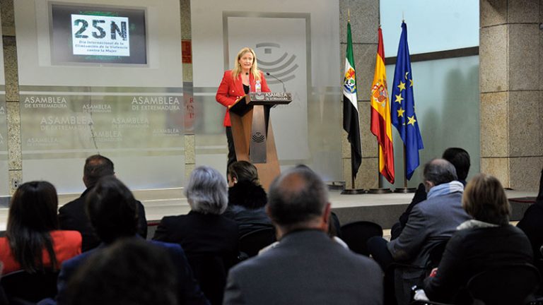 La Asamblea de Extremadura conmemora el Día de la eliminación de la violencia contra las mujeres. Grada 162