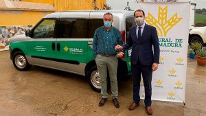 Caja Rural de Extremadura dona un vehículo a la asociación Apatyrs de Badajoz