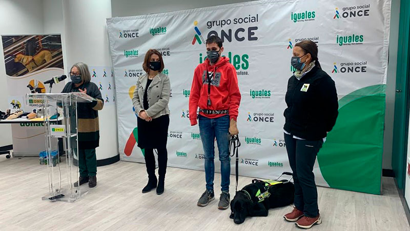 Una persona ciega sin manos recibe un perro guía de la ONCE en Teruel