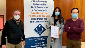 Apamex entrega a Caser Residencial Guadiana un informe de adaptación de puesto de trabajo para personas con discapacidad