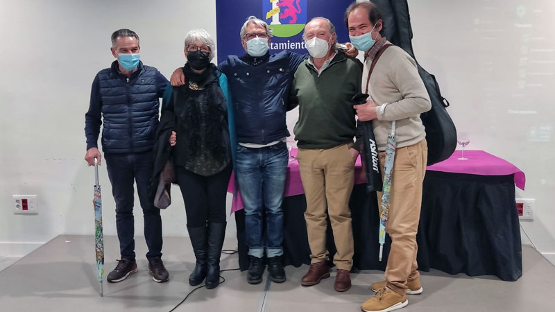 Algunos de los intervinientes en el recital poético del centro de mayores de Santa Marina. Foto: Cedida