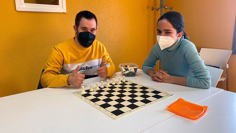 El programa ‘Uno a Uno’ de Fundación ONCE incluye como terapia complementaria el ajedrez terapéutico