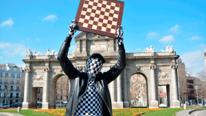 El ajedrecista 'Rey Enigma' realiza una donación al Club Magic Extremadura