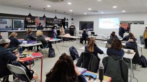 Los alumnos de la Escuela de Empleo Tentudía 21 reciben la visita del empresario Quinito Villalba