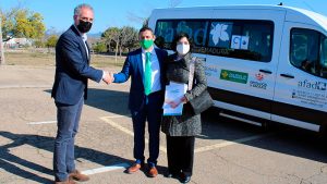 La Diputación de Badajoz y Caja Rural de Extremadura entregan un vehículo adaptado a AFAD Recuerda Extremadura