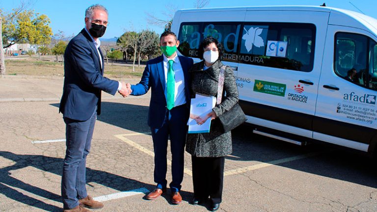 La Diputación de Badajoz y Caja Rural de Extremadura entregan un vehículo adaptado a AFAD Recuerda Extremadura