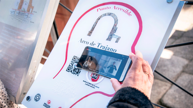 El Ayuntamiento de Mérida instala puntos de información accesible en sus monumentos