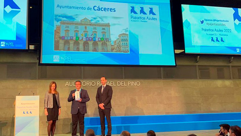 Cáceres recibe el máximo reconocimiento de Aspapel por su gestión en la recogida selectiva de papel y cartón