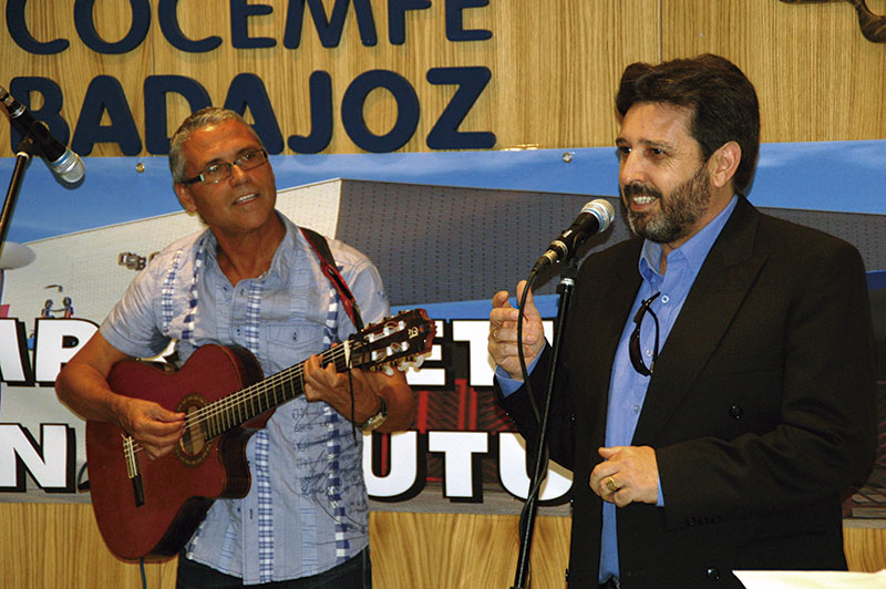 Actuación en Cocemfe Badajoz junto al poeta Javier Feijóo. Foto: Cedida
