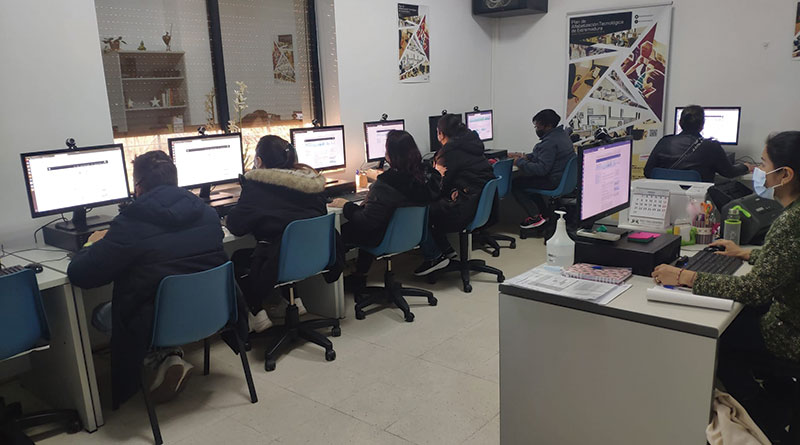 Los Centros de Competencias Digitales de Cáceres forman a inmigrantes sobre la administración electrónica. Foto: Cedida