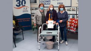 La Asociación Oncológica Extremeña incorpora al material de préstamos una silla de aseo