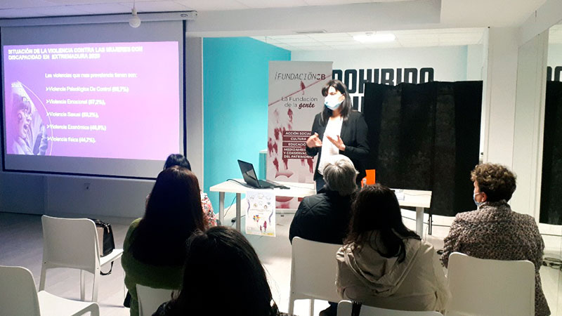 El Edificio VS22 de Badajoz acoge una charla sobre prevención de la violencia de género y la discapacidad