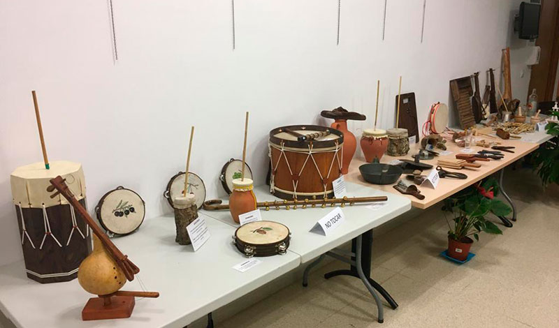 Detalle de la muestra de instrumentos musicales extremeños de Aquilino Vicente. Foto: Cedida
