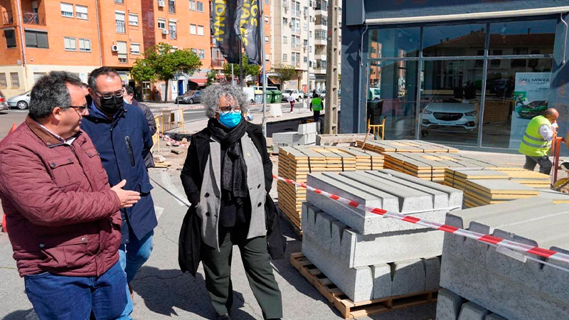 El Ayuntamiento de Cáceres transforma en accesibles 25 paradas de autobús en los dos últimos años