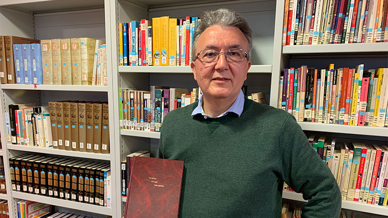 Gumer Durán dona a la Biblioteca de Los Santos de Maimona su diccionario de palabras santeñas