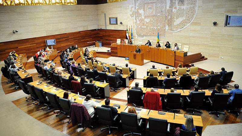 La Asamblea de Extremadura acoge el acto institucional del Día de la mujer. Grada 166