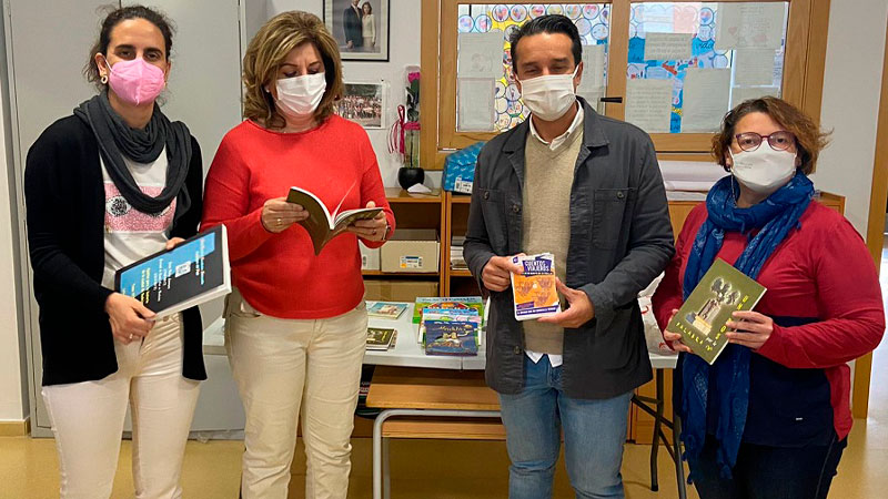 La Diputación dona un centenar de libros al colegio Ntra. Sra. de Botoa