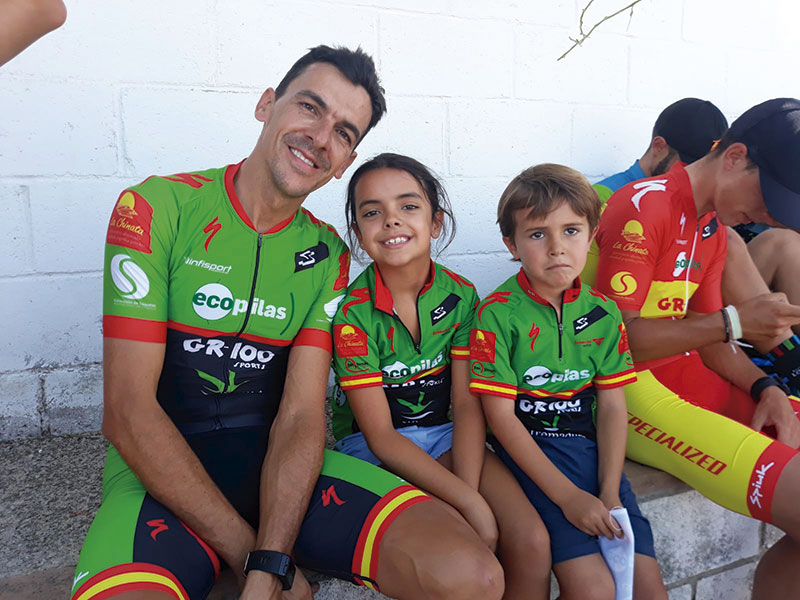 Alejandro con sus hijos, Alejandra y Víctor. Foto: Cedida