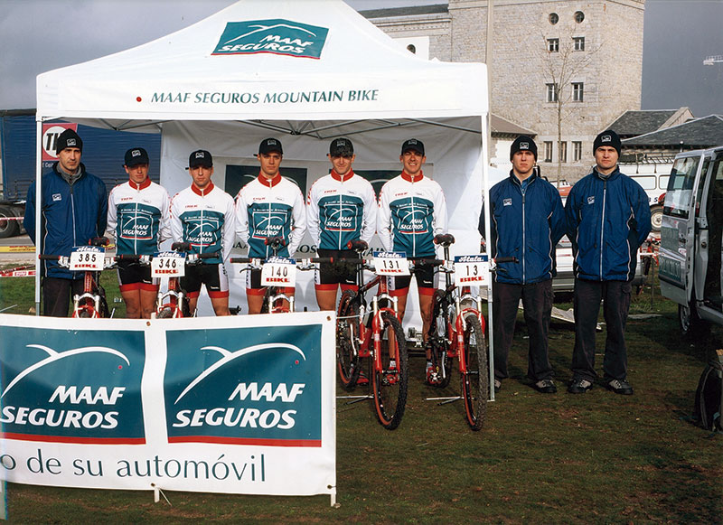 Alejandro con los integrantes del equipo profesional MAAF Seguros Mountain Bike en 2001. Foto: Cedida