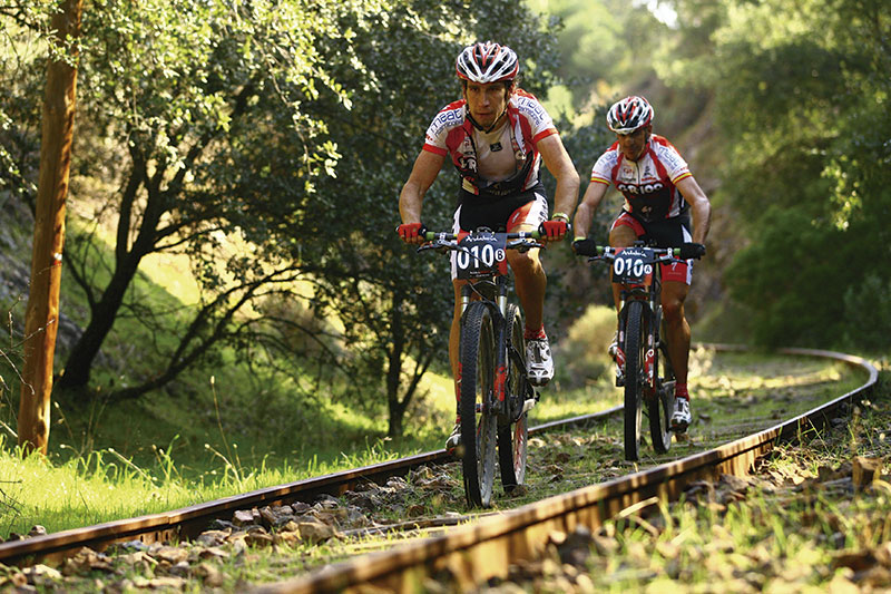 Alejandro, con Pedro Romero en primer plano, en la Andalucía Bike Race de 2012 compitiendo por parejas. Foto: Sportograf