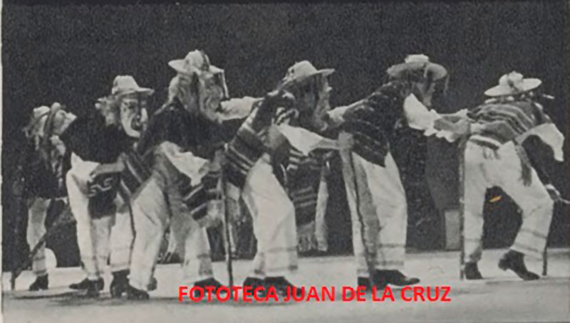 Asociación Folklórica Universitaria de México interpretando 'El Viejito'. 1959
