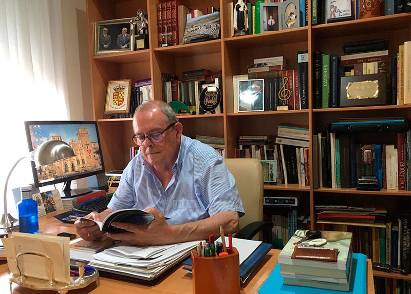 García Cienfuegos trabajando en su despacho. Foto: Cedida