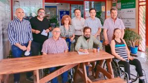 El Instituto ‘San José’ de Badajoz entrega un merendero accesible a Apamex fruto de una colaboración