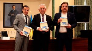 Anselmo Solana presenta el libro que recoge los artículos de su blog 'Puente de Alconétar'