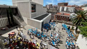 Más de 350 escolares han unido sus voces para reclamar la paz en el Museo Helga de Alvear