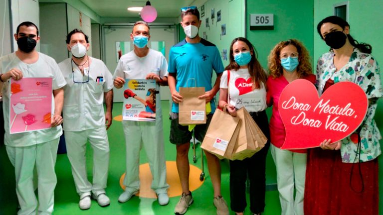 La Asociación para la Donación de Médula Ósea de Extremadura (ADMO), junto con Pedro Hierro, de Aventuras Solidarias de Extremadura, han visitado el hospital y entregado regalos a los niños y niñas ingresadas para recordarles que ADMO sigue buscando donantes para todos los pacientes infantiles que necesitan un trasplante como único tratamiento para su enfermedad y apoyando a pacientes y familias a través de su servicio de apoyo psico-social. Además, ADMO se ha unido a la iniciativa 'Te lanzo un beso'. La entidad ha animado a toda la ciudadanía, a lanzar un beso a las 12.00 horas en punto de la mañana con el objetivo de hacer saber a todos los niños y niñas ingresados que no están solos. El día 13 de mayo de 1986, el Parlamento Europeo emitió la Carta de los Derechos del Niño Hospitalizado, este es el motivo por el que cada 13 de mayo se celebra el Día del niño hospitalizado con el objetivo de homenajear a los niños y niñas que pasan largas temporadas en el hospital, a sus familias y al personal sanitario.