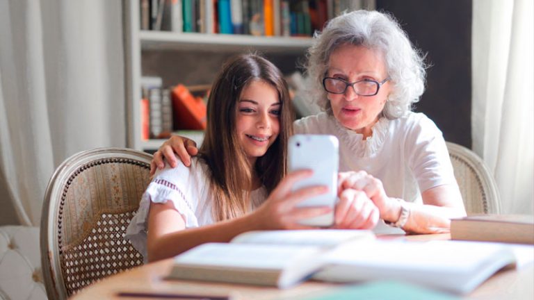 La Plataforma de Mayores y Pensionistas traslada al Gobierno su preocupación por la creciente brecha digital en las personas mayores
