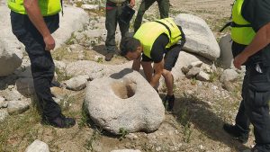 Sale a la luz una segunda escultura de verraco en piedra en el embalse de Valdecañas