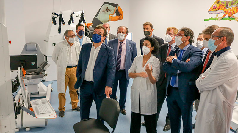 Entra en servicio la unidad robótica de neurorrehabilitación donada por Caja Rural de Extremadura al Hospital Universitario de Badajoz