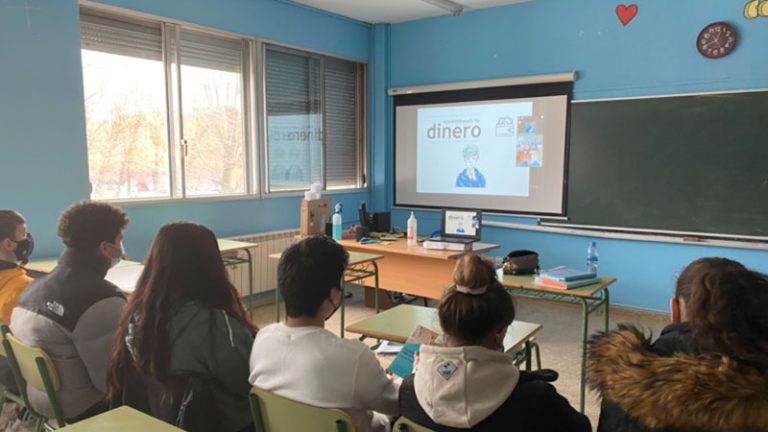 CaixaBank y el Instituto de Estudios Financieros forman a jóvenes extremeños en cultura financiera básica