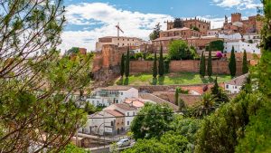 El Ayuntamiento de Cáceres actuará en la conservación de acerados y mejora de accesibilidad en varios barrios de la ciudad